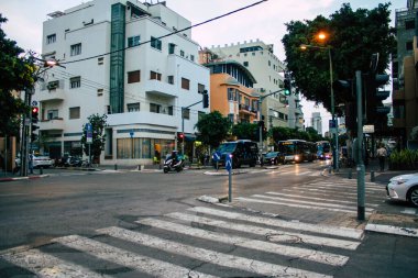 Tel Aviv İsrail 16 Aralık 2020 'de İsrail' deki Coronavirus salgını ve tecrit sırasında Tel Aviv sokaklarından geçen geleneksel bir İsrail taksisinin görüntüsü