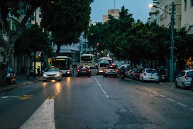 Tel Aviv İsrail 16 Aralık 2020 'de İsrail' deki Coronavirus salgını ve tecrit sırasında Tel Aviv sokaklarından geçen geleneksel bir İsrail taksisinin görüntüsü