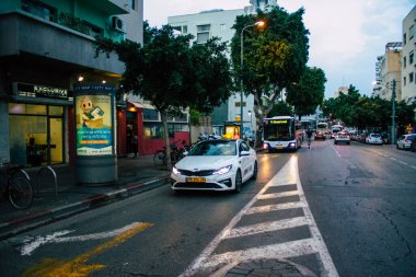 Tel Aviv İsrail 16 Aralık 2020 'de İsrail' deki Coronavirus salgını ve tecrit sırasında Tel Aviv sokaklarından geçen geleneksel bir İsrail taksisinin görüntüsü