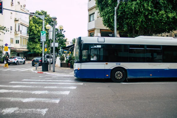 Tel Aviv İsrail 16 Aralık 2020 İsrail 'de Coronavirus salgını ve tecrit sırasında Tel Aviv sokaklarından geçen bir İsrail halk otobüsünün görüntüsü