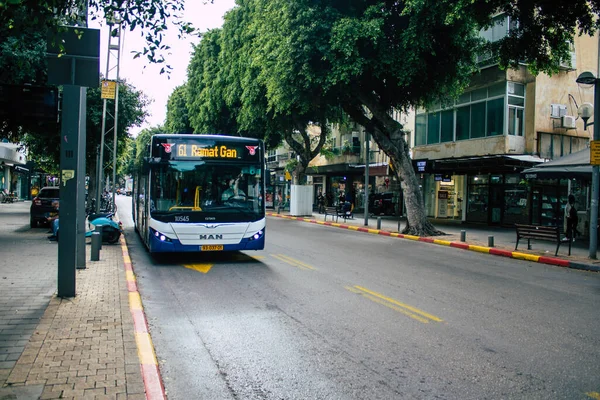 Tel Aviv İsrail 16 Aralık 2020 İsrail 'de Coronavirus salgını ve tecrit sırasında Tel Aviv sokaklarından geçen bir İsrail halk otobüsünün görüntüsü