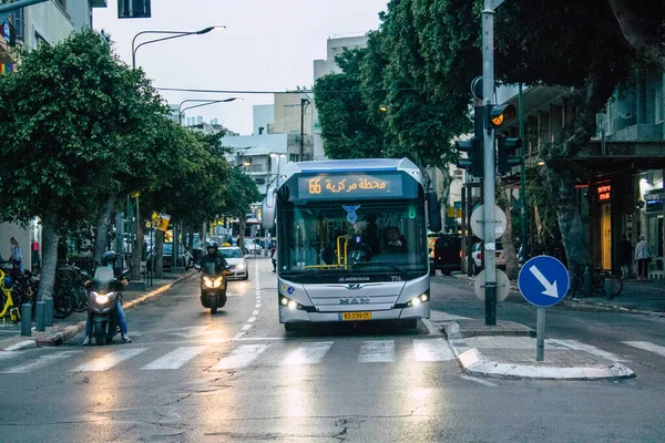 Tel Aviv İsrail 16 Aralık 2020 İsrail 'de Coronavirus salgını ve tecrit sırasında Tel Aviv sokaklarından geçen bir İsrail halk otobüsünün görüntüsü