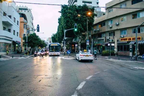 Tel Aviv İsrail 16 Aralık 2020 İsrail 'de Coronavirus salgını ve tecrit sırasında Tel Aviv sokaklarından geçen bir İsrail halk otobüsünün görüntüsü