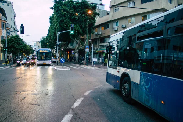 Tel Aviv İsrail 16 Aralık 2020 İsrail 'de Coronavirus salgını ve tecrit sırasında Tel Aviv sokaklarından geçen bir İsrail halk otobüsünün görüntüsü