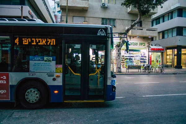 Tel Aviv İsrail 16 Aralık 2020 İsrail 'de Coronavirus salgını ve tecrit sırasında Tel Aviv sokaklarından geçen bir İsrail halk otobüsünün görüntüsü