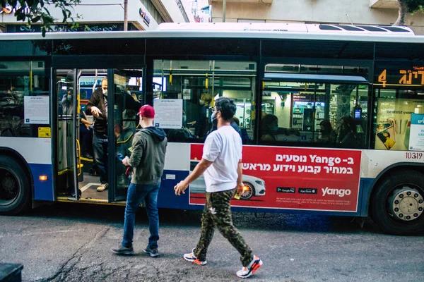 Tel Aviv İsrail 16 Aralık 2020 İsrail 'de Coronavirus salgını ve tecrit sırasında Tel Aviv sokaklarından geçen bir İsrail halk otobüsünün görüntüsü
