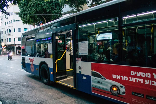 以色列特拉维夫2020年12月16日在以色列封锁和科罗纳威斯疫情爆发期间 看到一辆以色列公共汽车驶过特拉维夫街道 — 图库照片