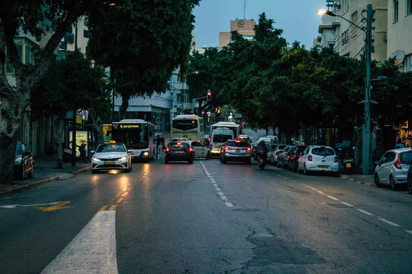 Tel Aviv İsrail 16 Aralık 2020 'de İsrail' deki Coronavirus salgını ve tecrit sırasında Tel Aviv sokaklarından geçen geleneksel bir İsrail taksisinin görüntüsü