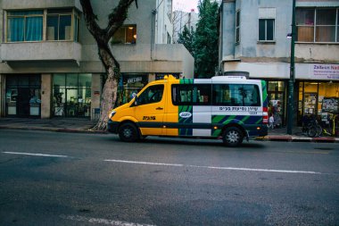 Tel Aviv İsrail 16 Aralık 2020 'de İsrail' deki Coronavirus salgını ve tecrit sırasında Tel Aviv sokaklarından geçen geleneksel bir İsrail taksisinin görüntüsü