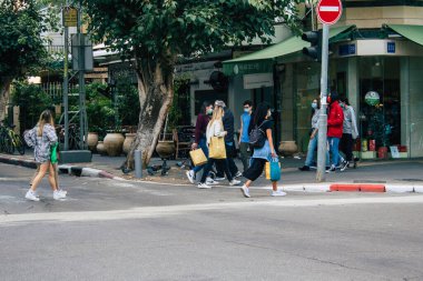 Tel Aviv İsrail 16 Aralık 2020 Tel Aviv ve Coronavirüs salgını sırasında İsrail sokaklarında yürüyen kimliği belirsiz İsrail halkının görüntüsü