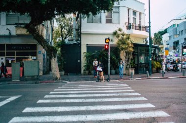 Tel Aviv İsrail 16 Aralık 2020 Tel Aviv ve Coronavirüs salgını sırasında İsrail sokaklarında yürüyen kimliği belirsiz İsrail halkının görüntüsü