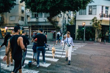 Tel Aviv İsrail 16 Aralık 2020 Tel Aviv ve Coronavirüs salgını sırasında İsrail sokaklarında yürüyen kimliği belirsiz İsrail halkının görüntüsü