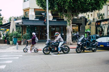 Tel Aviv İsrail 16 Aralık 2020 Kilit altındayken ve Coronavirus salgını İsrail 'i vurduğunda Tel Aviv sokaklarında dolaşan kimliği belirsiz insanların görüntüsü