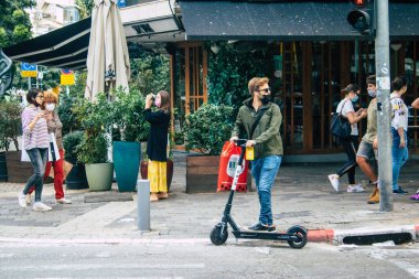 Tel Aviv İsrail 16 Aralık 2020 Kilit altındayken ve Coronavirus salgını İsrail 'i vurduğunda Tel Aviv sokaklarında dolaşan kimliği belirsiz insanların görüntüsü