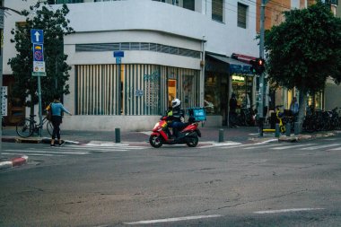 Tel Aviv İsrail 16 Aralık 2020 Kilit altındayken ve Coronavirus salgını İsrail 'i vurduğunda Tel Aviv sokaklarında dolaşan kimliği belirsiz insanların görüntüsü