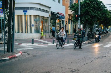 Tel Aviv İsrail 16 Aralık 2020 Kilit altındayken ve Coronavirus salgını İsrail 'i vurduğunda Tel Aviv sokaklarında dolaşan kimliği belirsiz insanların görüntüsü