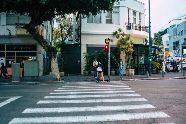 Tel Aviv İsrail 16 Aralık 2020 Tel Aviv ve Coronavirüs salgını sırasında İsrail sokaklarında yürüyen kimliği belirsiz İsrail halkının görüntüsü