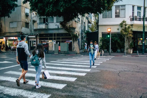 Tel Aviv İsrail 16 Aralık 2020 Tel Aviv ve Coronavirüs salgını sırasında İsrail sokaklarında yürüyen kimliği belirsiz İsrail halkının görüntüsü