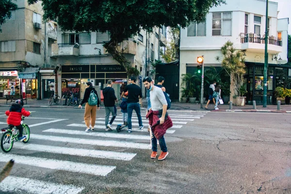 Tel Aviv İsrail 16 Aralık 2020 Tel Aviv ve Coronavirüs salgını sırasında İsrail sokaklarında yürüyen kimliği belirsiz İsrail halkının görüntüsü