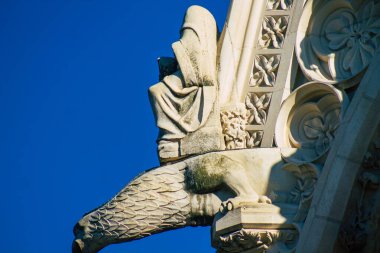 Fransa 'yı 18 Aralık 2020' de Fransa 'nın Grand Est bölgesindeki tarihi bir eser olan Notre Dame de Reims Katedrali' nin dış cephesine bakıyor.