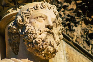 Fransa 'yı 18 Aralık 2020' de Fransa 'nın Grand Est bölgesindeki tarihi bir eser olan Notre Dame de Reims Katedrali' nin dış cephesine bakıyor.