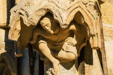 Fransa 'yı 18 Aralık 2020' de Fransa 'nın Grand Est bölgesindeki tarihi bir eser olan Notre Dame de Reims Katedrali' nin dış cephesine bakıyor.