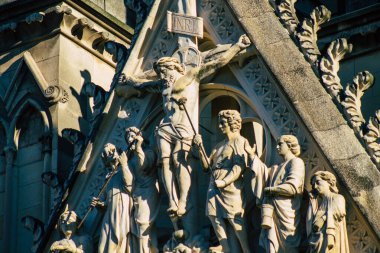 Fransa 'yı 18 Aralık 2020' de Fransa 'nın Grand Est bölgesindeki tarihi bir eser olan Notre Dame de Reims Katedrali' nin dış cephesine bakıyor.