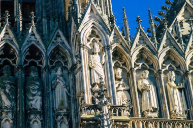 Fransa 'yı 18 Aralık 2020' de Fransa 'nın Grand Est bölgesindeki tarihi bir eser olan Notre Dame de Reims Katedrali' nin dış cephesine bakıyor.