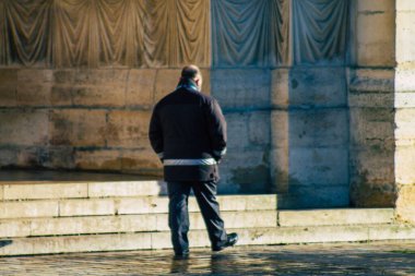 Fransa 'yı 18 Aralık 2020' de Coronavirüs salgınının Fransa 'yı etkilemesine rağmen Notre Dame de Reims Katedrali' ni gezen ve gezen kimliği belirsiz turist görüntüsü