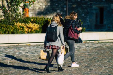 Fransa 'yı 18 Aralık 2020' de Coronavirüs salgınının Fransa 'yı etkilemesine rağmen Notre Dame de Reims Katedrali' ni gezen ve gezen kimliği belirsiz turist görüntüsü