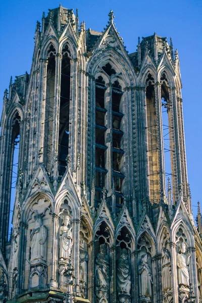 ランス フランス2020年12月18日ノートルダム大聖堂の外観を見るフランスのグランド イースト地域の歴史的建造物 — ストック写真