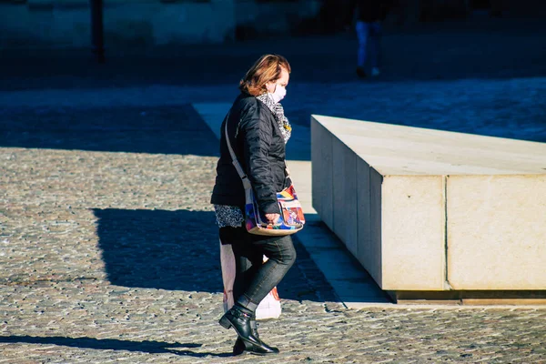 Реймс Франция Декабря 2020 Вид Неопознанного Туриста Посещающего Идущего Перед — стоковое фото