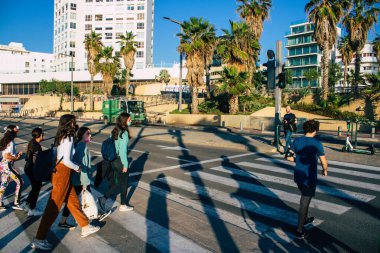 Tel Aviv İsrail 20 Aralık 2020 İsrail, İsrail 'i vuran Coronavirus salgını ve tecrit sırasında Tel Aviv sokaklarında yürüyen kimliği belirsiz İsrail halkının görüntüsü