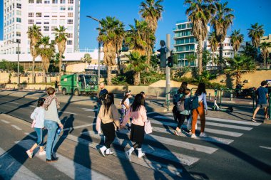 Tel Aviv İsrail 20 Aralık 2020 İsrail, İsrail 'i vuran Coronavirus salgını ve tecrit sırasında Tel Aviv sokaklarında yürüyen kimliği belirsiz İsrail halkının görüntüsü