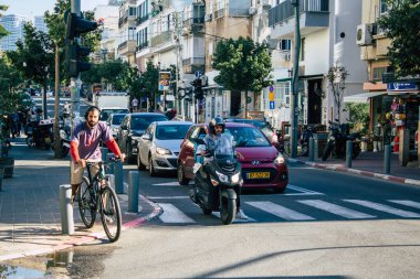Tel Aviv İsrail 20 Aralık 2020 Kilit altındayken ve Coronavirus salgını İsrail 'i vurduğunda Tel Aviv sokaklarında dolaşan kimliği belirsiz insanların görüntüsü