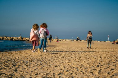 Tel Aviv İsrail 20 Aralık 2020 İsrail 'de İsrail' deki koronavirüs salgınına rağmen Tel Aviv plajında eğlenen kimliği belirsiz İsrail halkının görüntüsü