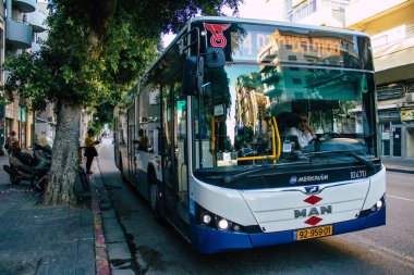 Tel Aviv İsrail 20 Aralık 2020 İsrail 'de Coronavirus salgını ve tecrit sırasında Tel Aviv sokaklarından geçen bir İsrail halk otobüsünün görüntüsü