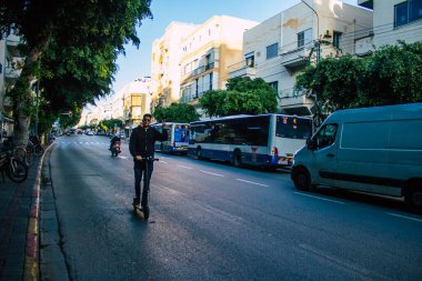 Tel Aviv İsrail 20 Aralık 2020 İsrail 'de Coronavirus salgını ve tecrit sırasında Tel Aviv sokaklarından geçen bir İsrail halk otobüsünün görüntüsü