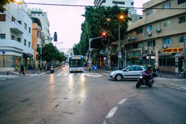 Tel Aviv İsrail 20 Aralık 2020 İsrail 'de Coronavirus salgını ve tecrit sırasında Tel Aviv sokaklarından geçen bir İsrail halk otobüsünün görüntüsü