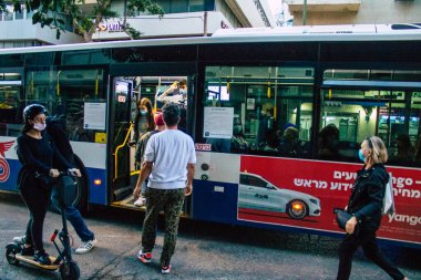 Tel Aviv İsrail 20 Aralık 2020 İsrail 'de Coronavirus salgını ve tecrit sırasında Tel Aviv sokaklarından geçen bir İsrail halk otobüsünün görüntüsü