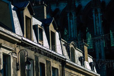 Reims 'de yer alan tarihi bir binanın cephesi, Fransa' nın Grand Est bölgesinde yer alan ve Avrupa 'nın en eskilerindendir.