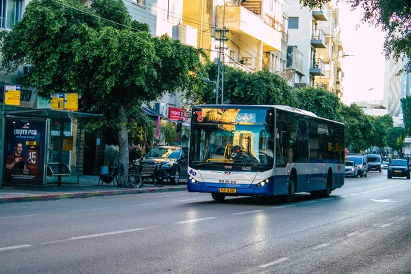 Tel Aviv İsrail 20 Aralık 2020 İsrail 'de Coronavirus salgını ve tecrit sırasında Tel Aviv sokaklarından geçen bir İsrail halk otobüsünün görüntüsü