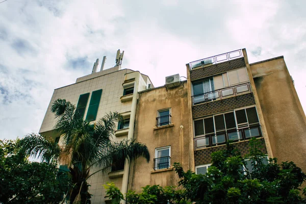 Tel Aviv İsrail, 20 Aralık 2020 'de İsrail' deki Coronavirus salgını sırasında Tel Aviv sokaklarında bulunan modern bir binanın cephesine baktı.