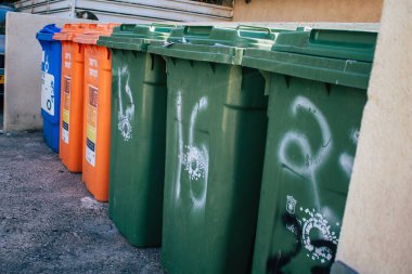 Tel Aviv İsrail 20 Aralık 2020 Tel Aviv sokaklarındaki çöp konteynırının kapatılması