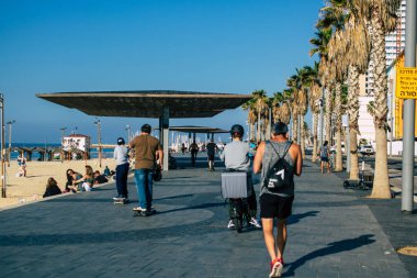 Tel Aviv İsrail 20 Aralık 2020 İsrail, İsrail 'i vuran Coronavirus salgını ve tecrit sırasında Tel Aviv sokaklarında yürüyen kimliği belirsiz İsrail halkının görüntüsü