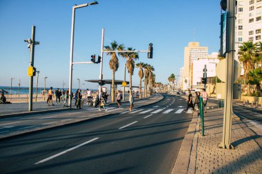Tel Aviv İsrail 21 Aralık 2020 Tel Aviv ve Coronavirüs salgını sırasında İsrail sokaklarında yürüyen kimliği belirsiz İsrail halkının görüntüsü
