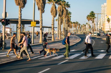 Tel Aviv İsrail 21 Aralık 2020 Tel Aviv ve Coronavirüs salgını sırasında İsrail sokaklarında yürüyen kimliği belirsiz İsrail halkının görüntüsü