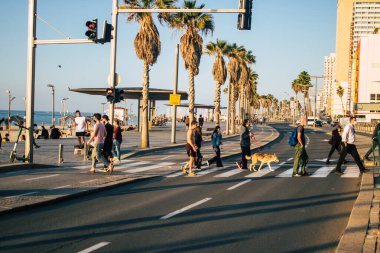 Tel Aviv İsrail 21 Aralık 2020 Tel Aviv ve Coronavirüs salgını sırasında İsrail sokaklarında yürüyen kimliği belirsiz İsrail halkının görüntüsü