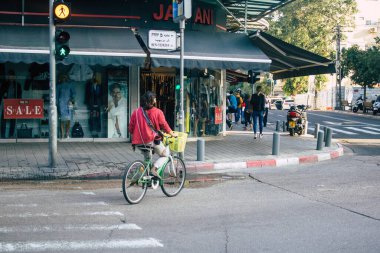 Tel Aviv İsrail 21 Aralık 2020 Kilit altındayken ve Coronavirus salgını İsrail 'i vurduğunda Tel Aviv sokaklarında dolaşan kimliği belirsiz insanların görüntüsü
