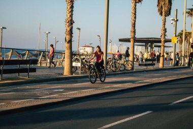 Tel Aviv İsrail 21 Aralık 2020 Kilit altındayken ve Coronavirus salgını İsrail 'i vurduğunda Tel Aviv sokaklarında dolaşan kimliği belirsiz insanların görüntüsü